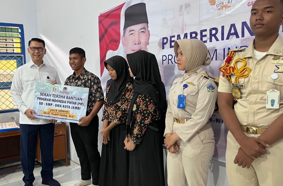 Syarif Fasha Serahkan Beasiswa PIP untuk Ratusan Pelajar Kota Jambi